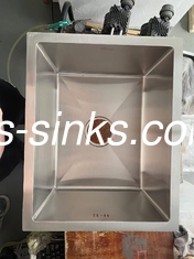 Submount Single Bowl Sink em preto Economia de espaço e funcional