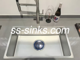 Pia de cozinha personalizada em aço inoxidável com cuba única, design quadrado e atemporal