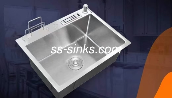 Instalação em cima de uma pia de aço inoxidável para renovação de cozinhas quadradas