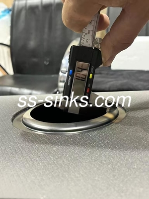 Colocação do esgoto traseiro Lavabo de cozinha feito à mão com estilo de bacia igual e acessórios de resíduos