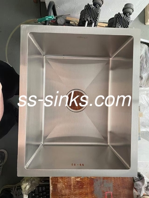 Submount Single Bowl Sink em preto Economia de espaço e funcional